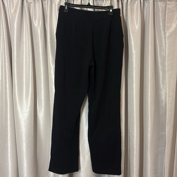 L.L. Bean Black stretch pants, medium, straight leg, front pockets - Picture 4 of 6